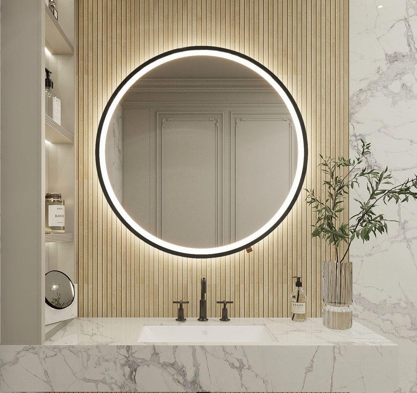 W nowoczesnej łazience Rama znajduje się Lustro koło do makijażu 100 cm rama, okrągłe podświetlane lustro nad marmurową umywalką, z drewnianymi pionowymi panelami i półkami po lewej stronie oraz wazonem z zielonymi gałęziami po prawej stronie.