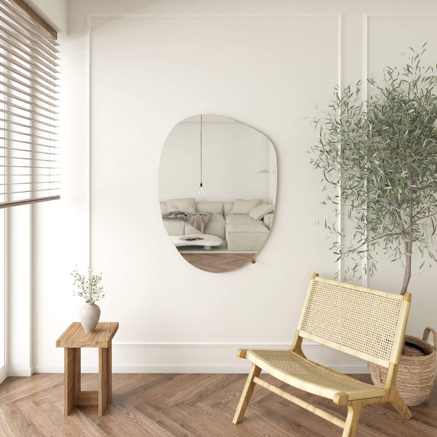 W minimalistycznym salonie znajduje się pleciona ława, mały drewniany stolik z wazonem, duża roślina liściasta i lustro o nieregularnym kształcie (f93d1a63e14f879912e988a19af302e6-1.jpg) odbijające sofę i lampę wiszącą. Naturalne światło przenika przez drewniane żaluzje.